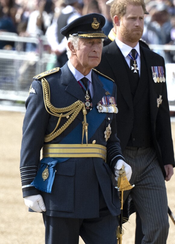 Le roi Charles III d'Angleterre, le prince Harry, duc de Sussex - Procession cérémonielle du cercueil de la reine Elisabeth II du palais de Buckingham à Westminster Hall à Londres. Le 14 septembre 2022 
