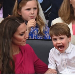 Kate Catherine Middleton, duchesse de Cambridge, le prince Louis, la princesse Charlotte, Mia Tindall - La famille royale d'Angleterre lors de la parade devant le palais de Buckingham, à l'occasion du jubilé de la reine d'Angleterre.