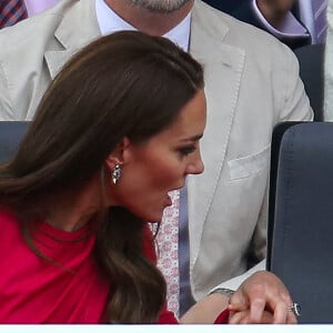 Le prince Louis de Cambridge et Catherine Kate Middleton, duchesse de Cambridge - La famille royale au balcon du palais de Buckingham lors de la parade de clôture de festivités du jubilé de la reine à Londres le 5 juin 2022. 