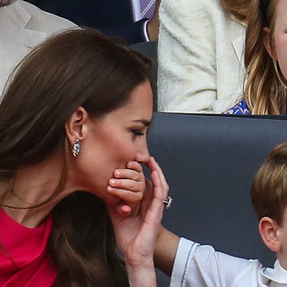 Le prince Louis de Cambridge et Catherine Kate Middleton, duchesse de Cambridge - La famille royale au balcon du palais de Buckingham lors de la parade de clôture de festivités du jubilé de la reine à Londres le 5 juin 2022. 