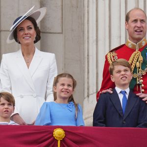 Catherine Kate Middleton, duchesse de Cambridge, le prince William, duc de Cambridge et leurs enfants, le prince Louis, le prince George et la princesse Charlotte - Les membres de la famille royale regardent le défilé Trooping the Colour depuis un balcon du palais de Buckingham à Londres lors des célébrations du jubilé de platine de la reine le 2 juin 2022. 