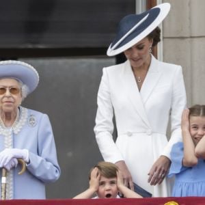 La reine Elisabeth II d'Angleterre, Catherine (Kate) Middleton, duchesse de Cambridge, le prince Louis de Cambridge, la princesse Charlotte de Cambridge - Les membres de la famille royale saluent la foule depuis le balcon du Palais de Buckingham, lors de la parade militaire "Trooping the Colour" dans le cadre de la célébration du jubilé de platine (70 ans de règne) de la reine Elizabeth II à Londres, le 2 juin 2022. © Avalon/Panoramic/Bestimage 