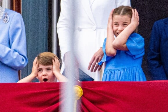 Le prince Louis de Cambridge et la princesse Charlotte de Cambridge - Les membres de la famille royale saluent la foule depuis le balcon du Palais de Buckingham, lors de la parade militaire "Trooping the Colour" dans le cadre de la célébration du jubilé de platine (70 ans de règne) de la reine Elizabeth II à Londres, le 2 juin 2022. 