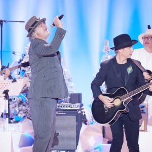 Exclusif - Pete Doherty (Peter Doherty) et Frédéric Lo lors de l'enregistrement d'un Grand show de Noël "Christmas Show" imaginé par B.Biolay avec une pléiade d'artistes prestigieux au Casino de Paris, France, le 29 septembre 2022, diffusé sur Canal+, le 21 décembre 2022.. © Cyril Moreau/Bestimage