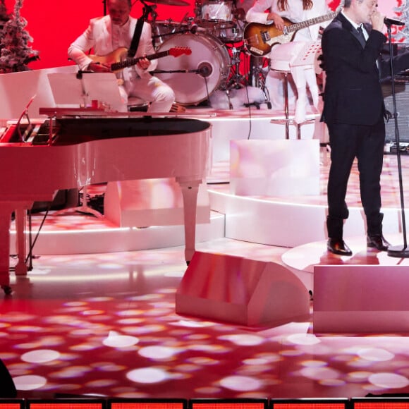 Exclusif - Vincent Dedienne et Benjamin Biolay lors de l'enregistrement d'un Grand show de Noël "Christmas Show" imaginé par B.Biolay avec une pléiade d'artistes prestigieux au Casino de Paris, France, le 29 septembre 2022, diffusé sur Canal+, le 21 décembre 2022.. © Cyril Moreau/Bestimage