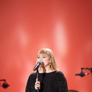 Exclusif - Louane Emera lors de l'enregistrement d'un Grand show de Noël "Christmas Show" imaginé par B.Biolay avec une pléiade d'artistes prestigieux au Casino de Paris, France, le 29 septembre 2022, diffusé sur Canal+, le 21 décembre 2022.. © Cyril Moreau/Bestimage