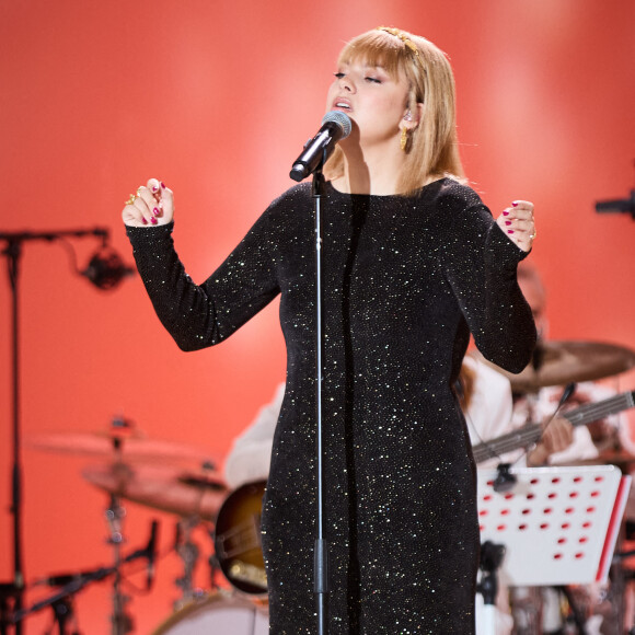 Exclusif - Louane Emera lors de l'enregistrement d'un Grand show de Noël "Christmas Show" imaginé par B.Biolay avec une pléiade d'artistes prestigieux au Casino de Paris, France, le 29 septembre 2022, diffusé sur Canal+, le 21 décembre 2022.. © Cyril Moreau/Bestimage