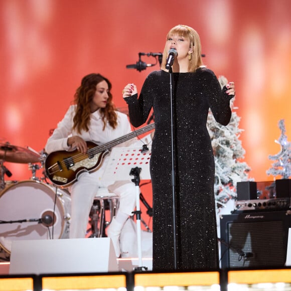 Exclusif - Louane Emera lors de l'enregistrement d'un Grand show de Noël "Christmas Show" imaginé par B.Biolay avec une pléiade d'artistes prestigieux au Casino de Paris, France, le 29 septembre 2022, diffusé sur Canal+, le 21 décembre 2022.. © Cyril Moreau/Bestimage