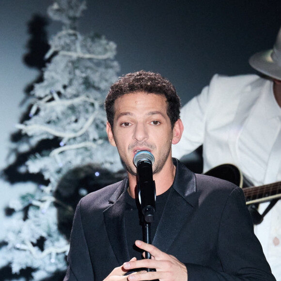 Exclusif - Vincent Dedienne et Benjamin Biolay lors de l'enregistrement d'un Grand show de Noël "Christmas Show" imaginé par B.Biolay avec une pléiade d'artistes prestigieux au Casino de Paris, France, le 29 septembre 2022, diffusé sur Canal+, le 21 décembre 2022.. © Cyril Moreau/Bestimage