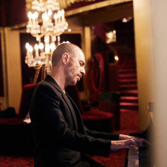 Exclusif - Calogero lors de l'enregistrement d'un Grand show de Noël "Christmas Show" imaginé par B.Biolay avec une pléiade d'artistes prestigieux au Casino de Paris, France, le 28 septembre 2022, diffusé sur Canal+, le 21 décembre 2022. © Cyril Moreau/Bestimage