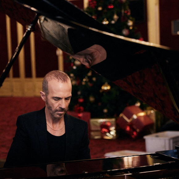 Exclusif - Calogero lors de l'enregistrement d'un Grand show de Noël "Christmas Show" imaginé par B.Biolay avec une pléiade d'artistes prestigieux au Casino de Paris, France, le 28 septembre 2022, diffusé sur Canal+, le 21 décembre 2022. © Cyril Moreau/Bestimage