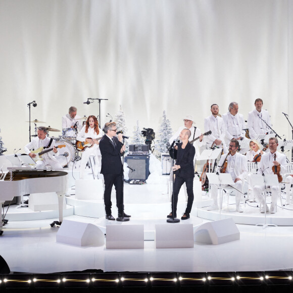 Exclusif - Benjamin Biolay et Calogero lors de l'enregistrement d'un Grand show de Noël "Christmas Show" imaginé par B.Biolay avec une pléiade d'artistes prestigieux au Casino de Paris, France, le 28 septembre 2022, diffusé sur Canal+, le 21 décembre 2022. © Cyril Moreau/Bestimage