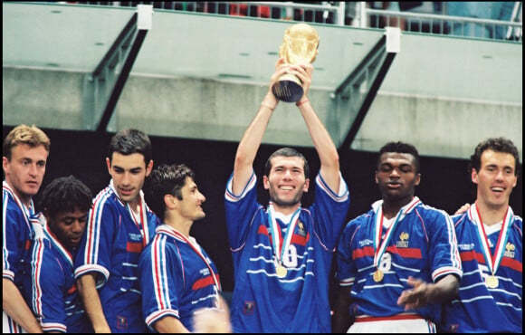 Archives - Robert Pirès, Bixente Lizarazu, Zinedine Zidane, Marcel Desailly et Laurent Blanc soulèvent le trophée de la Coupe du Monde en 1998. 