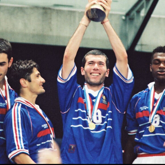 Archives - Robert Pirès, Bixente Lizarazu, Zinedine Zidane, Marcel Desailly et Laurent Blanc soulèvent le trophée de la Coupe du Monde en 1998. 