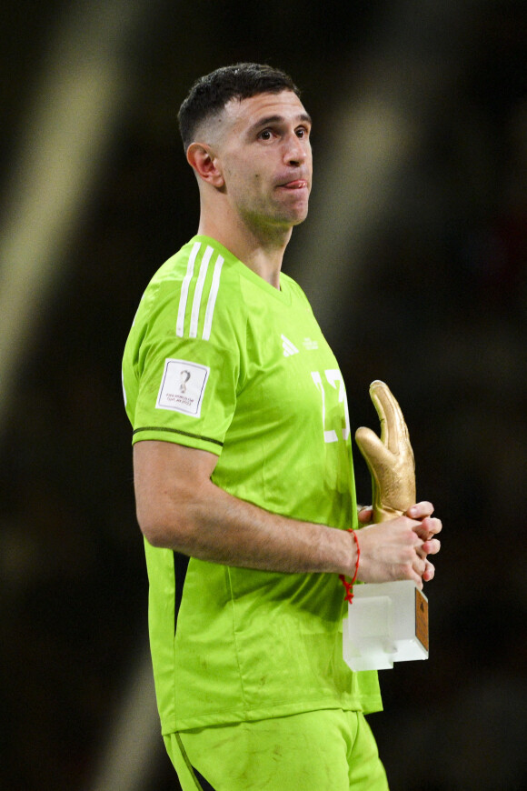 Emiliano Martinez (ARG) - Remise du trophée de la Coupe du Monde 2022 au Qatar (FIFA World Cup Qatar 2022) à l'équipe d'argentine après sa victoire contre la France en finale (3-3 - tab 2-4). Doha, le 18 décembre 2022.