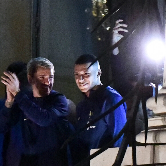 Antoine Griezmann, Kylian Mbappé - Les joueurs de l'équipe de France de football saluent leurs supporters place de la Concorde à Paris le 19 décembre 2022.