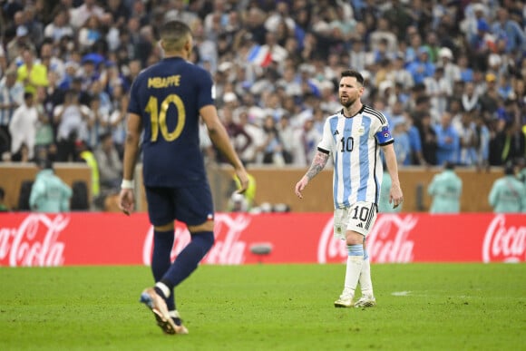 Kylian Mbappé et Lionel Messi pendant la seance de tirs au but - Match "France - Argentine (3-3 - tab 2-4)" en finale de la Coupe du Monde 2022 au Qatar, le 18 décembre 2022.