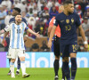 Kylian Mbappé et Lionel Messi  - Match "France - Argentine (3-3 - tab 2-4)" en finale de la Coupe du Monde 2022 au Qatar, le 18 décembre 2022.