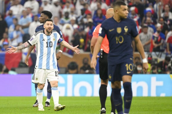 Kylian Mbappé et Lionel Messi  - Match "France - Argentine (3-3 - tab 2-4)" en finale de la Coupe du Monde 2022 au Qatar, le 18 décembre 2022.