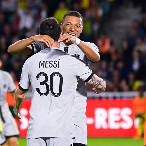 Kylian Mbappé et Lionel Messi  - lors du match de championnat de Ligue 1 Uber Eats opposant FC Nantes au Paris Saint-Germain (PSG) au stade de la Beaujoire–Louis Fonteneau à Nantes, France, le 3 septembre 2022. Le PSG a gagné 3-0. © Federico Pestellini/Panoramic/Bestimage