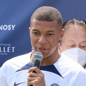 Les joueurs du PSG s'amusent avec des enfants sur le terrain de rugby Prince Chichibu à Tokyo, le 18 juillet 2022. Le Paris Saint-Germain va jouer plusieur smatchs amicaux contre les équipes Kawasaki Frontale, Urawa Reds et Gamba Osaka, dans le cadre de leur tournée au Japon.