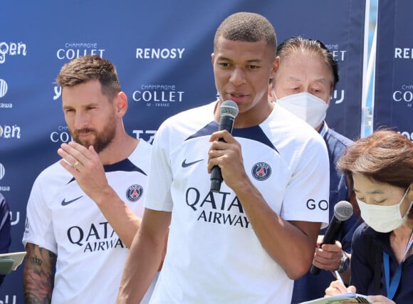 Les joueurs du PSG s'amusent avec des enfants sur le terrain de rugby Prince Chichibu à Tokyo, le 18 juillet 2022. Le Paris Saint-Germain va jouer plusieur smatchs amicaux contre les équipes Kawasaki Frontale, Urawa Reds et Gamba Osaka, dans le cadre de leur tournée au Japon.