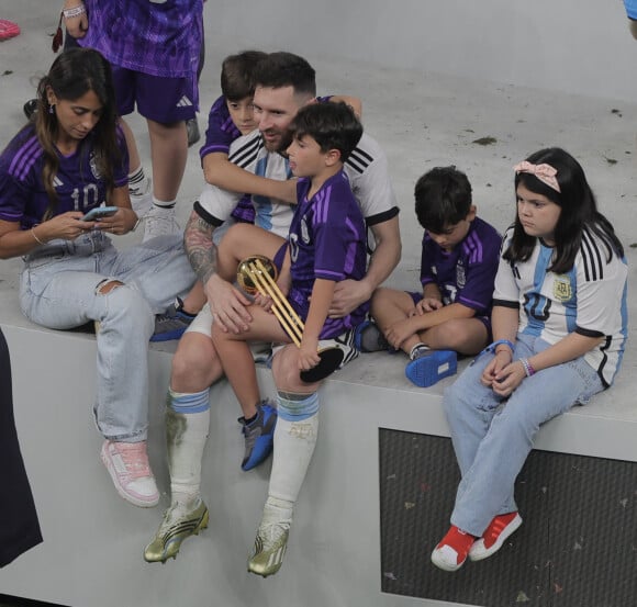 Lionel Messi avec sa femme Antonella Roccuzzo et ses enfants Thiago, Matteo et Ciro - Remise du trophée de la Coupe du Monde 2022 au Qatar (FIFA World Cup Qatar 2022) à l'équipe d'argentine après sa victoire contre la France en finale (3-3 - tab 2-4). Doha, le 18 décembre 2022. © Seshadri Sukumar/Zuma Press/Bestimage