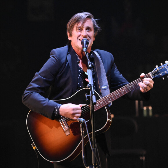 Jacques Dutronc et Thomas Dutronc en showcase de leur tournée "Dutronc & Dutronc" au Centre Evénementiel de Courbevoie le 11 avril 2022. Jacques et Thomas Dutronc se rejoignent sur scène pour une tournée unique ! Père et fils, monstres sacrés de la scène française, vous donnent rendez-vous pour des concerts exceptionnels sous le signe du partage et de la complicité. Deux artistes hors du commun à retrouver sur les routes de France. © Coadic Guirec/Bestimage