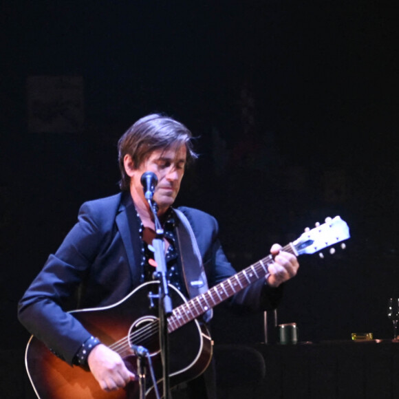 Jacques Dutronc et Thomas Dutronc en showcase de leur tournée "Dutronc & Dutronc" au Centre Evénementiel de Courbevoie le 11 avril 2022. Jacques et Thomas Dutronc se rejoignent sur scène pour une tournée unique ! Père et fils, monstres sacrés de la scène française, vous donnent rendez-vous pour des concerts exceptionnels sous le signe du partage et de la complicité. Deux artistes hors du commun à retrouver sur les routes de France. © Coadic Guirec/Bestimage