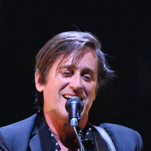 Jacques Dutronc et Thomas Dutronc en showcase de leur tournée "Dutronc & Dutronc" au Centre Evénementiel de Courbevoie le 11 avril 2022. Jacques et Thomas Dutronc se rejoignent sur scène pour une tournée unique ! Père et fils, monstres sacrés de la scène française, vous donnent rendez-vous pour des concerts exceptionnels sous le signe du partage et de la complicité. Deux artistes hors du commun à retrouver sur les routes de France. © Coadic Guirec/Bestimage