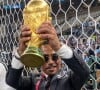La FIFA enquète pour savoir comment Salt Bae (Nusret Gokce) a pu accéder au terrain, poser avec des joueurs et la coupe du monde de football le soir de la finale à Doha le 18 décembre 2022. © La Nacion via ZUMA Press / Bestimage