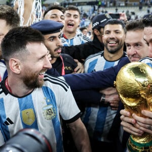 Lionel Messi et Angel Di Maria fêtent leur troisième titre de Champions du Monde après leur victoire face à la France en finale de la Coupe Du Monde au Qatar. Doha.