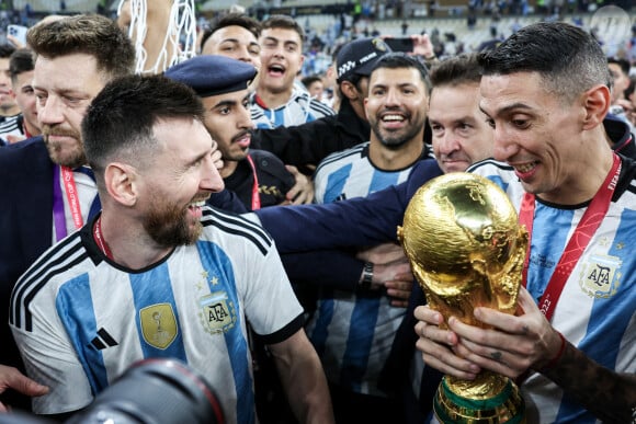 Lionel Messi et Angel Di Maria fêtent leur troisième titre de Champions du Monde après leur victoire face à la France en finale de la Coupe Du Monde au Qatar. Doha.