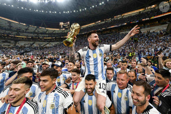 Lionel Messi soulevant le trophee de la Coupe du Monde - Remise du trophée de la Coupe du Monde 2022 au Qatar (FIFA World Cup Qatar 2022) à l'équipe d'argentine après sa victoire contre la France en finale (3-3 - tab 2-4). Doha, le 18 décembre 2022.