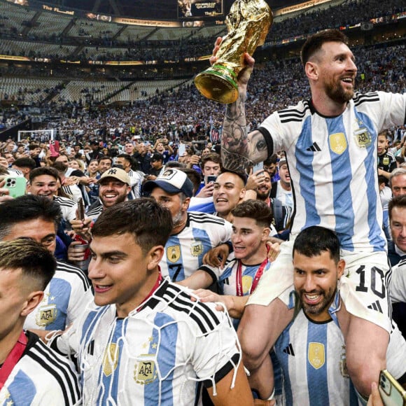 Lionel Messi soulevant le trophee de la Coupe du Monde - Remise du trophée de la Coupe du Monde 2022 au Qatar (FIFA World Cup Qatar 2022) à l'équipe d'argentine après sa victoire contre la France en finale (3-3 - tab 2-4). Doha, le 18 décembre 2022.
