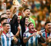 Joie des joueurs de l'équipe d'Argentine soulevant le trophee de la Coupe du Monde - Remise du trophée de la Coupe du Monde 2022 au Qatar (FIFA World Cup Qatar 2022) à l'équipe d'argentine après sa victoire contre la France en finale (3-3 - tab 2-4). Doha, le 18 décembre 2022.