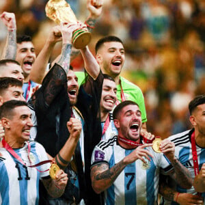 Joie des joueurs de l'équipe d'Argentine soulevant le trophee de la Coupe du Monde - Remise du trophée de la Coupe du Monde 2022 au Qatar (FIFA World Cup Qatar 2022) à l'équipe d'argentine après sa victoire contre la France en finale (3-3 - tab 2-4). Doha, le 18 décembre 2022.