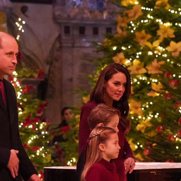 Le prince William, prince de Galles, Catherine (Kate) Middleton, princesse de Galles, et leurs enfants, le prince George de Galles, et la princesse Charlotte de Galles, arrivent pour le "Together at Christmas" Carol Service à l'abbaye de Westminster à Londres, Royaume uni, le 15 décembre 2022. 