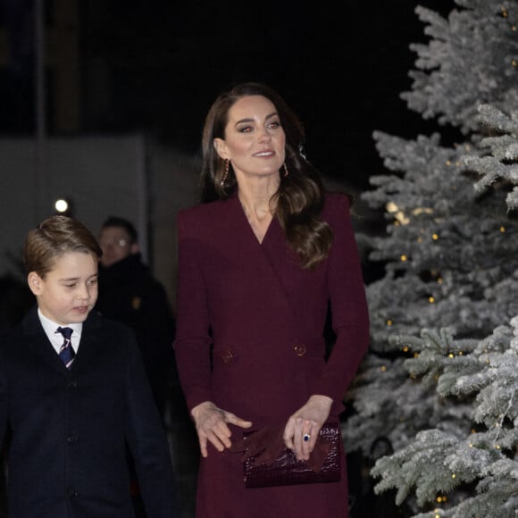 Le prince William, prince de Galles, La princesse Charlotte de Galles, Le prince George de Galles, Catherine (Kate) Middleton, princesse de Galles - La famille royale à la sortie de la messe "Together at Christmas" à l'Abbaye de Westminster le 15 décembre 2022. 