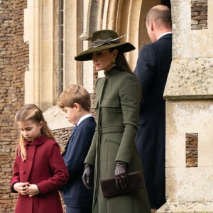 - La famille royale d'Angleterre assiste au service religieux de Noël à l'église St Mary Magdalene à Sandringham, Norfolk le 25 décembre 2022. 