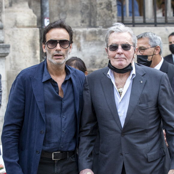 Anthony Delon, Alain Delon - Obsèques de Jean-Paul Belmondo en en l'église Saint-Germain-des-Prés, à Paris. © Cyril Moreau / Bestimage 