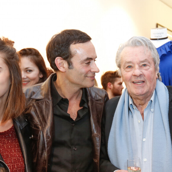 Exclusif - Alain Delon avec ses petites filles Loup et Liv et son fils Anthony Delon - Lancement de la marque de vêtements de cuir "Anthony Delon 1985" chez Montaigne Market à Paris. Le 7 mars 2017 © Philippe Doignon / Bestimage 