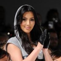 Kim Kardashian : Avec ses formes voluptueuses et sexy, elle ne rentre pas... dans les robes qu'elle dessine !