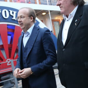 L'acteur français Gérard Depardieu va déguster des vins dans le restaurant "Lastochka" à Moscou en Russie le 1er avril 2016.