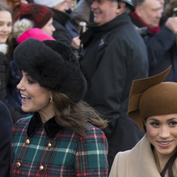 Le prince William, Catherine Kate Middleton la duchesse de Cambridge enceinte, Meghan Markle et son fiancé le prince Harry - La famille royale d'Angleterre arrive à la messe de Noël à l'église Sainte-Marie-Madeleine à Sandringham, le 25 décembre 2017. 