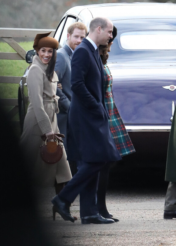 Exclusif - Kate Catherine Middleton, enceinte et le prince William, duc de Cambridge avec le prince Harry et sa fiancée Meghan Markle - La famille royale d'Angleterre arrive à l'église St Mary Magdalene pour la messe de Noël à Sandringham le 25 décembre 2017 