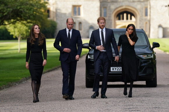 La princesse de Galles Kate Catherine Middleton, Le prince de Galles William et le prince Harry, duc de Sussex et Meghan Markle, duchesse de Sussex à la rencontre de la foule devant le château de Windsor, suite au décès de la reine Elisabeth II d'Angleterre. Le 10 septembre 2022 