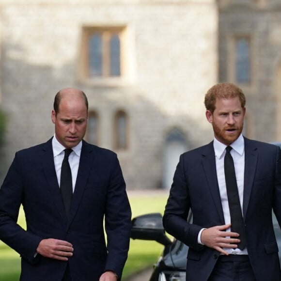 La princesse de Galles Kate Catherine Middleton, Le prince de Galles William et le prince Harry, duc de Sussex et Meghan Markle, duchesse de Sussex à la rencontre de la foule devant le château de Windsor, suite au décès de la reine Elisabeth II d'Angleterre. Le 10 septembre 2022 