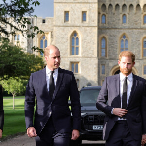 Le prince de Galles William et la princesse de Galles Kate Catherine Middleton et le prince Harry, duc de Sussex et Meghan Markle, duchesse de Sussex à la rencontre de la foule devant le château de Windsor, suite au décès de la reine Elisabeth II d'Angleterre. Le 10 septembre 2022 