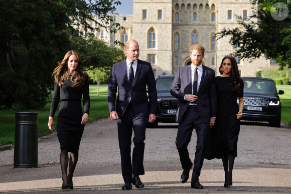 Le prince de Galles William et la princesse de Galles Kate Catherine Middleton et le prince Harry, duc de Sussex et Meghan Markle, duchesse de Sussex à la rencontre de la foule devant le château de Windsor, suite au décès de la reine Elisabeth II d'Angleterre. Le 10 septembre 2022 